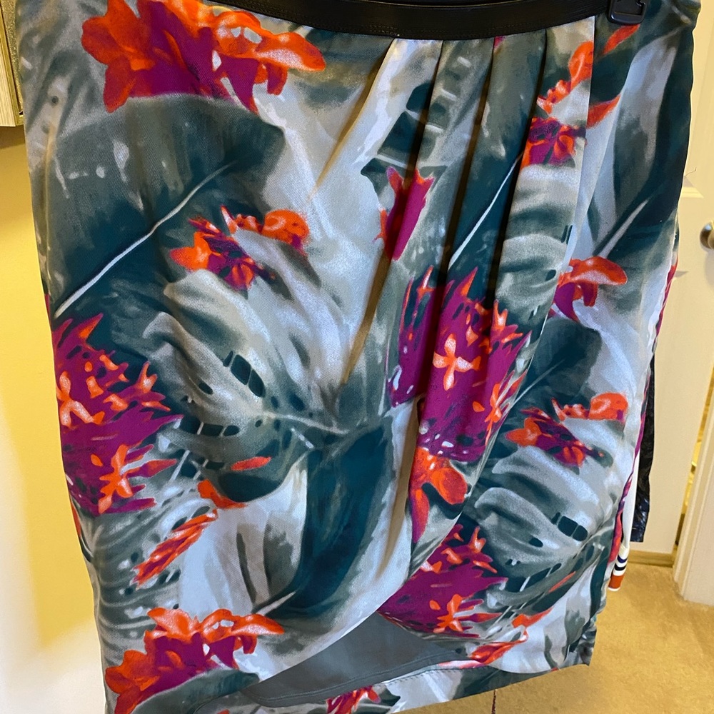 Beautiful Worthington multi-color flower print skirt.